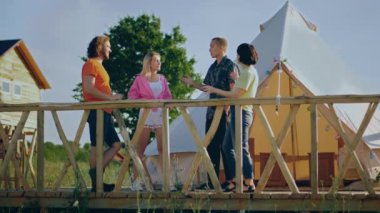 Bir grup çok ırklı arkadaş kamp alanında hız yapıyorlar ve birlikte anın tadını çıkarıyorlar. 4k