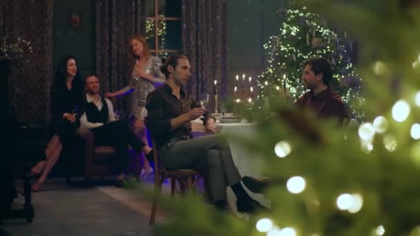 Atmosferas Natal Incríveis Maravilhosas Sala Jantar Celebrando Dois Caras Muito — Vídeo de Stock