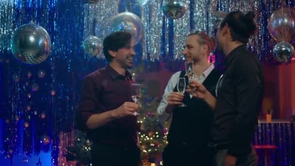 彼らは一緒にクリスマスを祝うカリスマ性と笑顔の大人のナイトクラブグループで 彼らはシャンパンについて話し — ストック動画