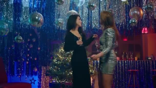Concept Van Nieuwjaar Kerstmis Aantrekkelijke Dames Verbazingwekkende Jurk Dansen Champagne — Stockvideo
