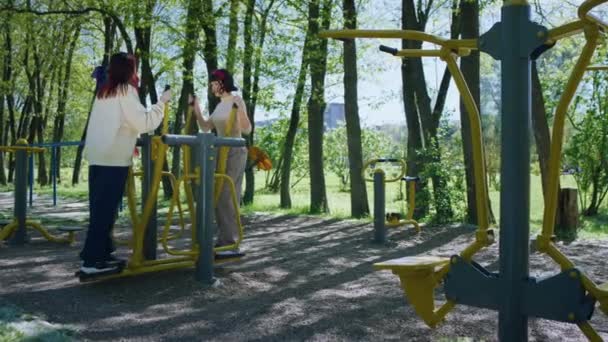 Two Ladies Exercising Outdoor Gym Park Perfect Summertime Using Sport — Stock Video
