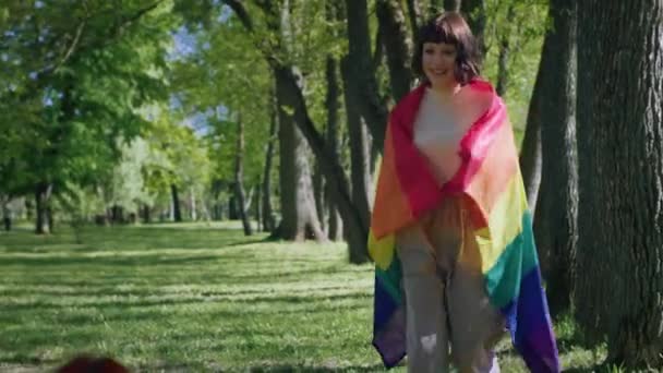 Mujer Pelo Corto Lesbiana Sosteniendo Bandera Del Arco Iris Vino — Vídeo de stock