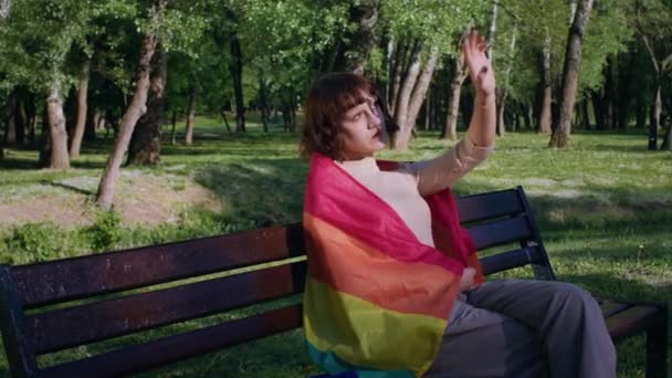 Nel Parco Lesbica Giovane Donna Godendo Tempo Sole Mentre Seduto — Video Stock