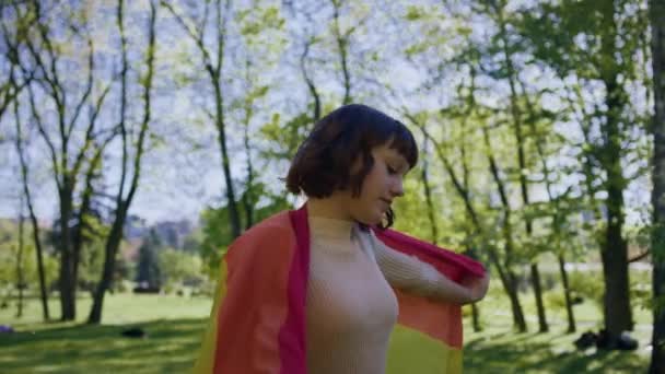 Captura Vídeo Parque Lesbianas Hembra Caminando Por Parque Con Bandera — Vídeo de stock