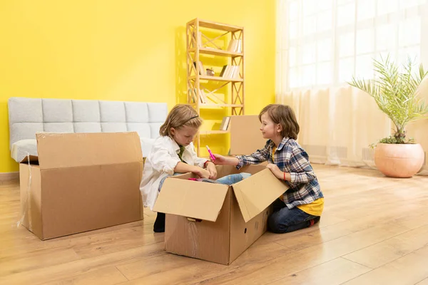 Kinderen Broers Hun Nieuwe Huis Hebben Plezier Met Kartonnen Dozen — Stockfoto