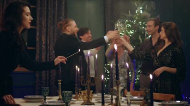 Noel atmosferi kavramı ev arkadaşlarıyla birlikte çok karizmatik ve çekici bir şekilde kutlanır Noel gecesinde Noel ağacının yanında şampanya içerler.