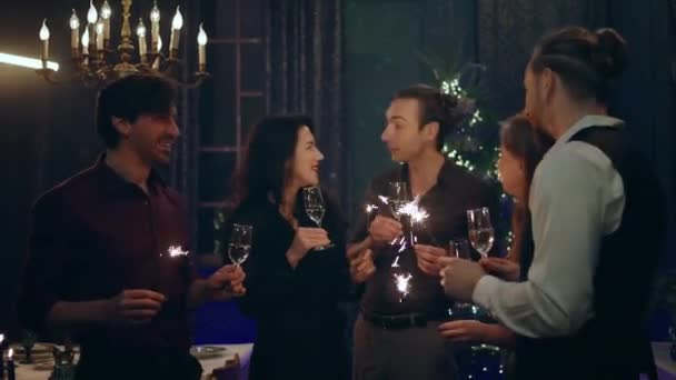 Noel Ağacının Yanında Tartıştıkları Ellerinde Şampanya Bardakları Pırıltılarıyla Noel Birlikte — Stok video