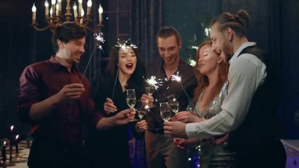 Noel Birlikte Kutlayan Çok Güzel Büyük Gülümseyen Insanlardan Oluşan Bir — Stok video