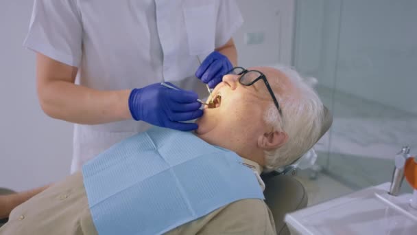 Moderní Zubař Klinika Starý Muž Mají Prohlídku Schůzku Stanoví Zubař — Stock video