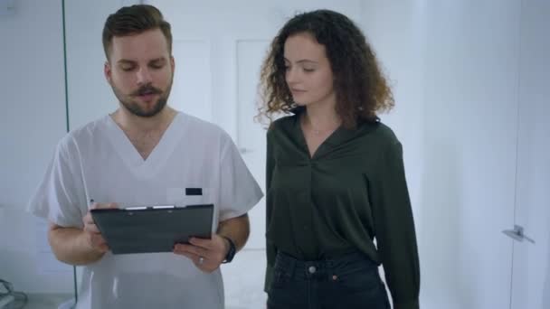Kameranın Önünde Güzel Hasta Kadın Hemşire Adamla Birlikte Yürüyor Kan — Stok video