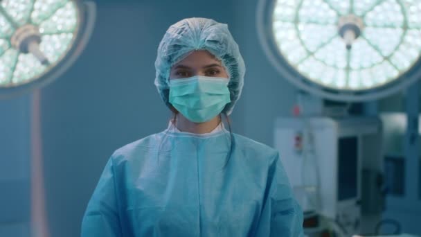 Een Mooie Verpleegster Staat Een Operatiekamer Met Zeer Heldere Verlichting — Stockvideo
