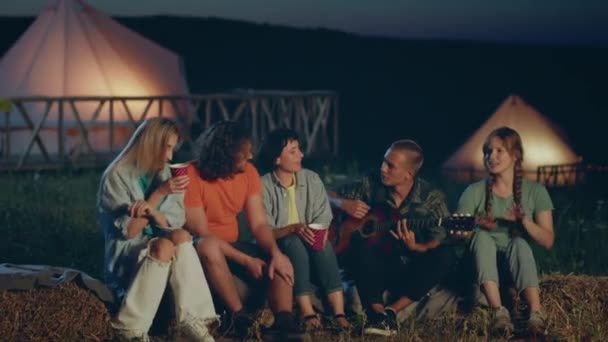 Fantastisk Tid Campingen Vackra Damer Tillsammans Med Sina Vänner Killar — Stockvideo