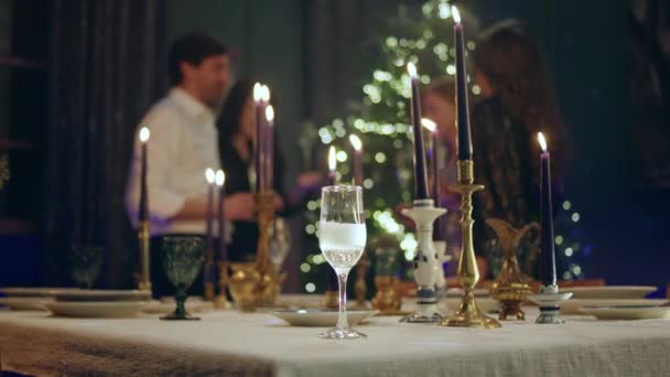 Kerst Sfeer Thuis Eettafel Close Vastleggen Video Van Een Champagneglazen — Stockvideo