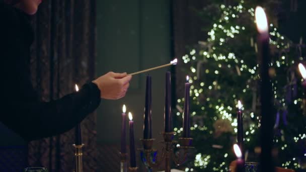 Świąteczny Nastrój Domu Salonie Rejestrując Wideo Kobiety Zapala Świece Przed — Wideo stockowe