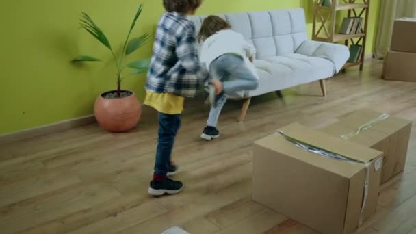 Velkém Světlém Obývacím Pokoji Dva Charismatičtí Malí Chlapci Šťastně Běží — Stock video