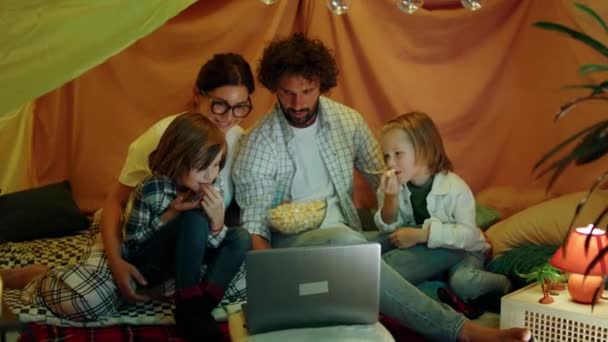 Devant Caméra Grande Famille Deux Enfants Les Parents Profiter Nuit — Video