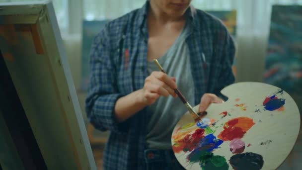 Primer Plano Una Mujer Sumergiendo Pincel Paleta Arte Pintando Retrato — Vídeo de stock