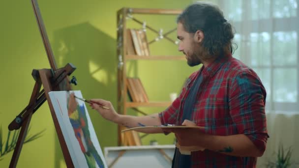 Ένας Ζωγράφος Χρησιμοποιεί Πολύ Μεγαλοπρεπείς Πινελιές Χεριών Πινέλο Μπογιάς Για — Αρχείο Βίντεο