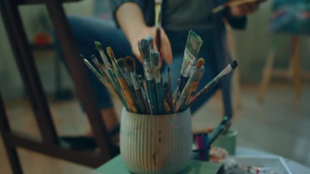 Close Shot Big Mug Filled Many Different Paint Brushes Used — Stock Video