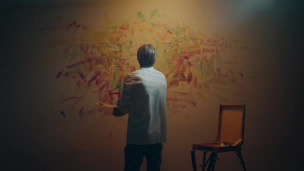 在艺术演播室里 画家人画新画时 他用手指在画上添加了一些油画色彩 — 图库视频影像