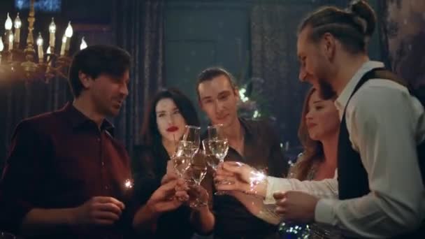 Carismático Bonito Grupo Europeu Amigos Saúda Com Champanhe Antes Jantar — Vídeo de Stock