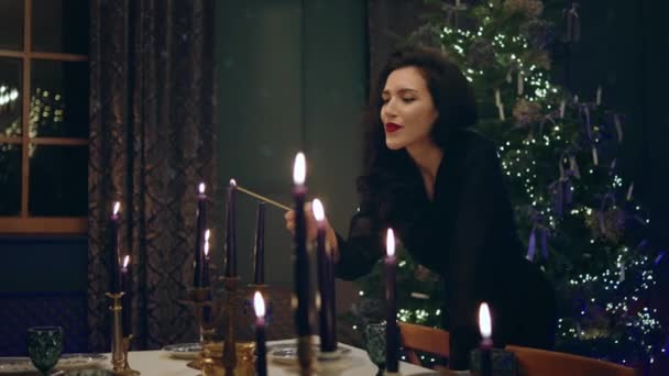 Casa Salotto Donna Attraente Carismatica Accendono Candele Preparano Cena Natale — Video Stock