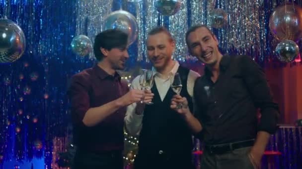 Petrecerea Crăciun Grup Bun Tipi Care Sărbătoresc Împreună Fața Camerei — Videoclip de stoc