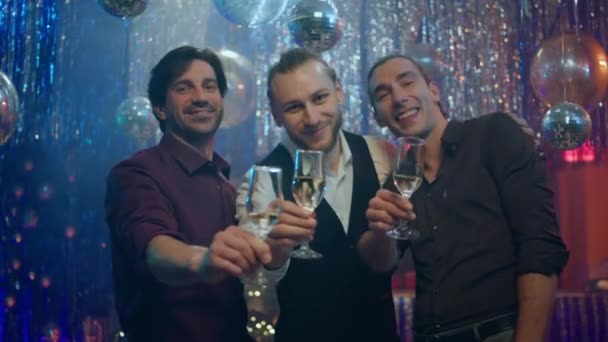 Jóképű Férfiak Ünneplik Együtt Karácsonyt Vagy Újévet Pezsgőspoharakkal Kamera Előtt — Stock videók