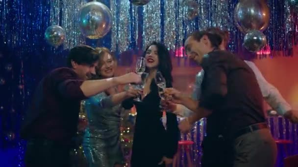 Glad Grupp Vänner Julfesten Dansar Framför Kameran Jublar Med Champagneglasögonen — Stockvideo
