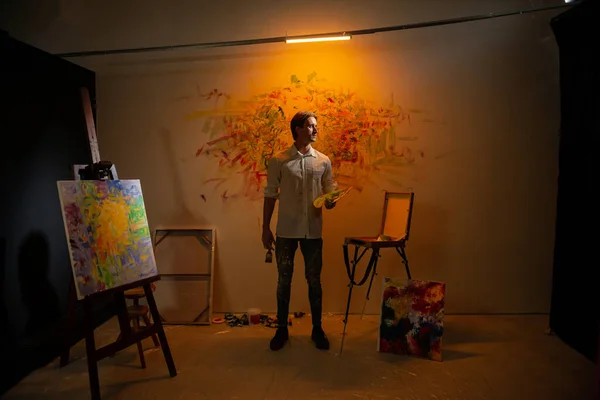 Sanat Stüdyosunda Karizmatik Bir Sanatçı Kameranın Önünde Poz Veriyor Kocaman — Stok fotoğraf