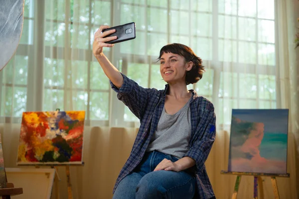 Carismática Bonita Artista Mujer Estudio Tomar Teléfono Inteligente Sonriendo Grande Fotos De Stock Sin Royalties Gratis