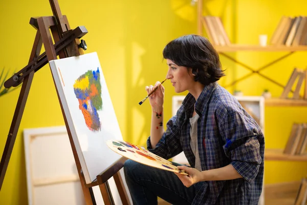 Pintor Está Segurando Uma Paleta Muito Grande Com Mãos Espremendo — Fotografia de Stock