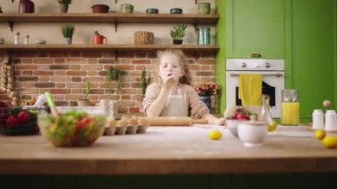 Mutfak adasında lezzetli bir tatlı hazırlarken kameranın önündeyim. Tatlı ve güzel kız unu üflüyor. ARRI Alexa Mini 'de çekilen