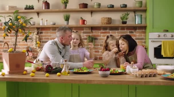 Velké Prostorné Kuchyni Šťastný Bělošské Rodiny Velmi Nadšeni Snídaní Spolu — Stock video