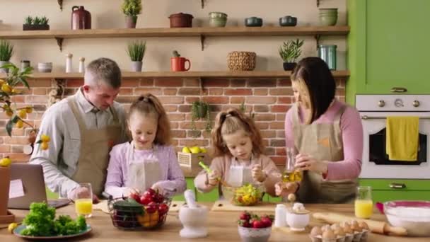 Feliz Familia Caucásica Preparando Desayuno Juntos Isla Cocina Acelerando Buen — Vídeos de Stock