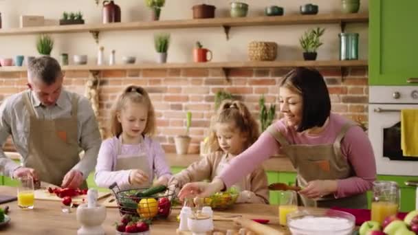 Современный Дизайн Кухни Счастливая Возбужденная Семья Готовит Вместе Детьми Вкусный — стоковое видео