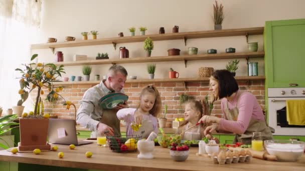 Moderne Großküche Kaukasisch Aussehende Eltern Bereiten Gemeinsam Mit Ihren Beiden — Stockvideo