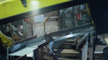 Bir endüstriyel fabrikada, kendi kendine çalışan ağır bir makinenin video görüntülerini çekiyorlar. 4k