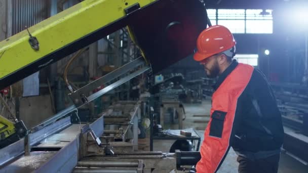 Fabrication Zone Production Industrielle Ouvrier Usine Avec Des Équipements Sécurité — Video
