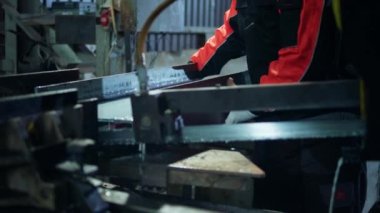 Üretim alanında fabrika işçisinin güvenlik ekipmanlarında ağır makineleri çalıştırmaya başlayın..