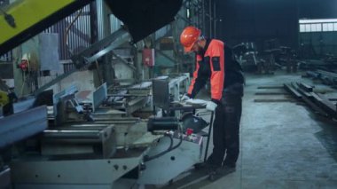 İş planına bakan sanayi bölgesi işçisi imalatı ve güvenlik ekipmanı ve kask giydiği notlar. 4k