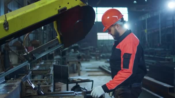 Industriell Fabrik Produktionszon Snygg Man Fabriksarbetare Säkerhetsutrustning Som Arbetar Tunga — Stockvideo
