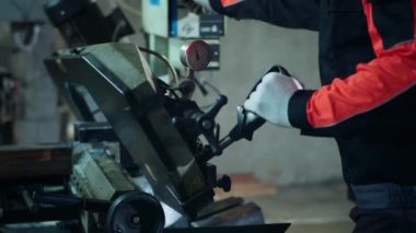 Fabrika işçisinin endüstriyel konsepti metali kesmek için büyük ve ağır makineler kullanıyor..