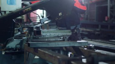 Endüstriyel bölgedeki fabrika işçisinin önünde özel makineler kullanarak metali kestiler..