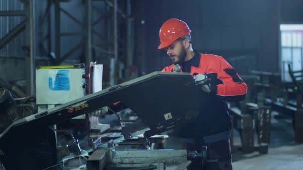 Dans Fabrication Industrielle Ouvrier Usine Avec Des Équipements Sécurité Coupe — Video