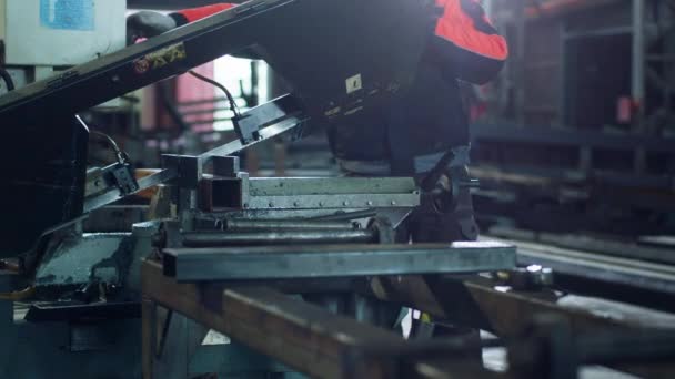Endüstriyel Bölgedeki Fabrika Işçisinin Önünde Özel Makineler Kullanarak Metali Kestiler — Stok video