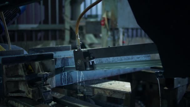 Endüstriyel Fabrikada Çalışan Bir Makinenin Detaylarını Kaydederken Makine Bazı Sert — Stok video