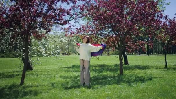 Alam Yang Menakjubkan Igbt Wanita Memegang Bendera Pelangi Dan Menari — Stok Video