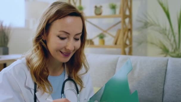 Krásná Rodinná Lékařka Přišla Starému Pacientovi Domů Poté Zdravotní Prohlídka — Stock video