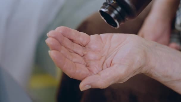 Framför Kameran Filmar Hon Gammal Hand Som Håller Två Medicinska — Stockvideo